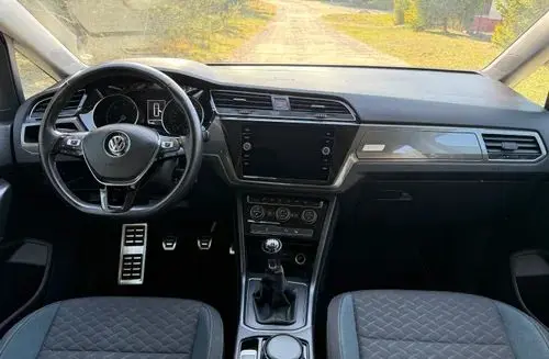 VOLKSWAGEN Touran 
