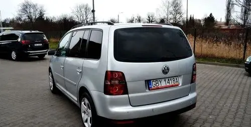 VOLKSWAGEN Touran 
