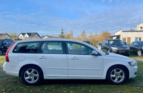 VOLVO V50 