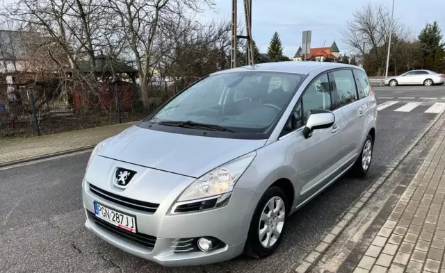 PEUGEOT 5008 