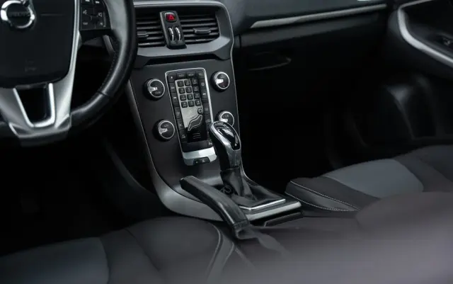 VOLVO V40 D2 Geartronic Momentum