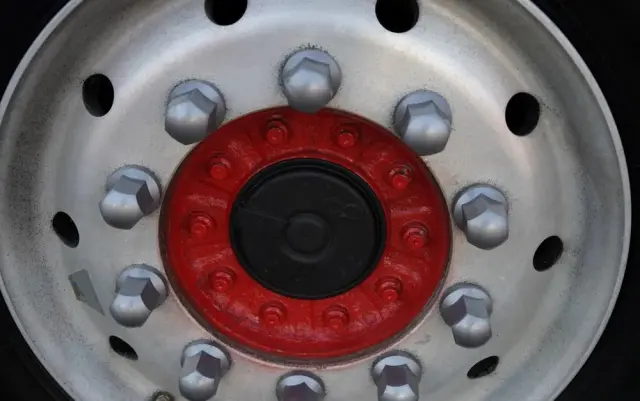 WIELTON WYWROTKA 55 M3 / ALUMINIOWA / OŚ PODNOSZONA / OSIE SAF / ALUFELGI 