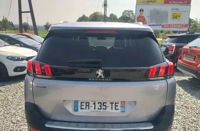 PEUGEOT 5008 