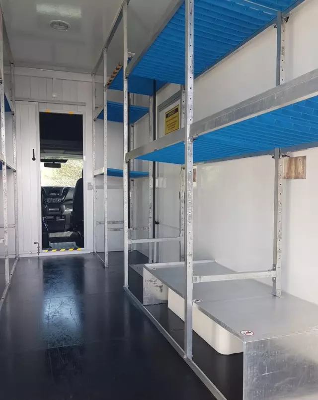 IVECO DAILY KONTENER NISKOPODŁOGOWY 4,43x2,23x2,42 SKLEP KAMPER FOODTRUCK BAR KLIMA KONIOWÓZ 