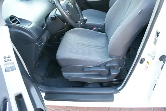 TOYOTA Yaris Luna