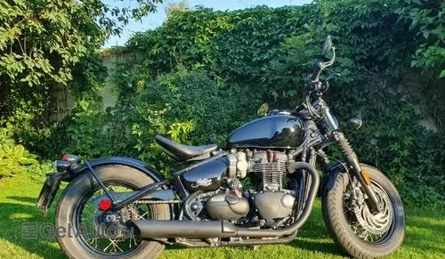 TRIUMPH Bonneville Bobber Black 