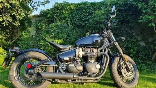 TRIUMPH Bonneville Bobber Black 