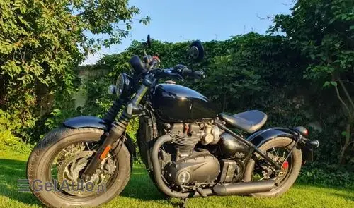 TRIUMPH Bonneville Bobber Black 