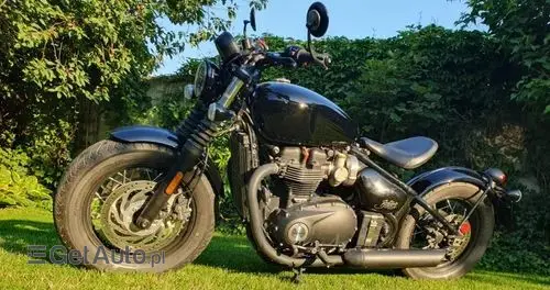 TRIUMPH Bonneville Bobber Black 