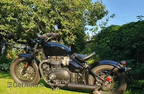 TRIUMPH Bonneville Bobber Black 