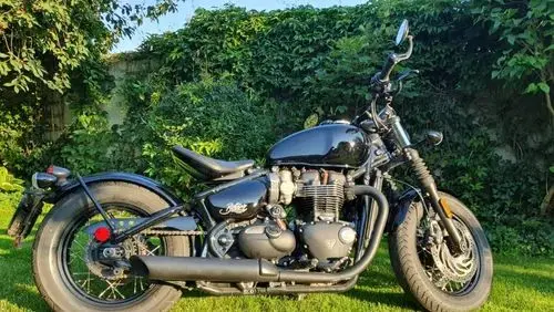 TRIUMPH Bonneville Bobber Black 