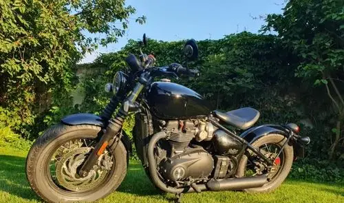 TRIUMPH Bonneville Bobber Black 