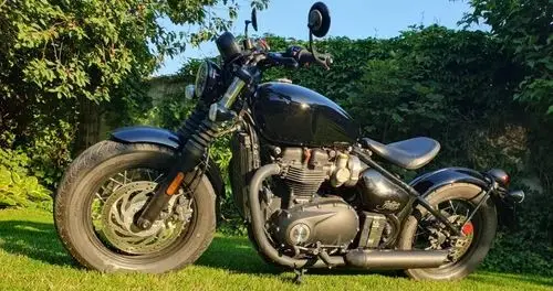 TRIUMPH Bonneville Bobber Black 