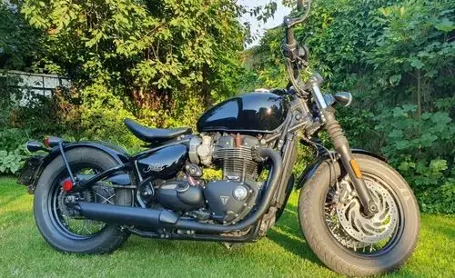 TRIUMPH Bonneville Bobber Black 