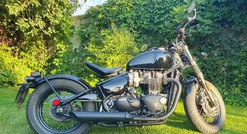 TRIUMPH Bonneville Bobber Black 