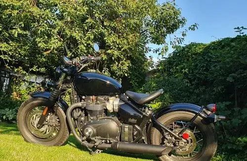 TRIUMPH Bonneville Bobber Black 