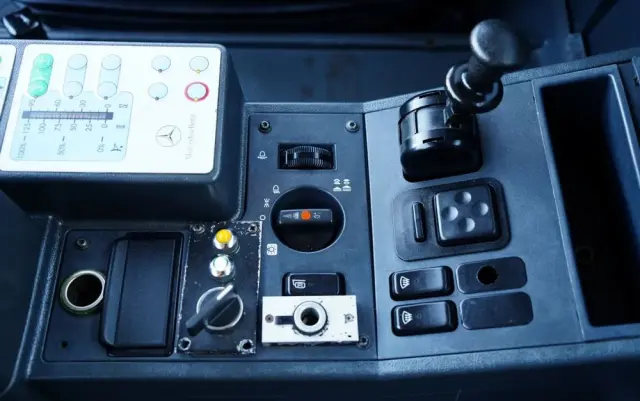 MERCEDES-BENZ UNIMOG  U300 / 4X4 / WYWROTKA 3 STRONNA / PŁUG / KOMUNALNY / HYDROZŁĄCZA / EPS + SPRZĘGŁO 