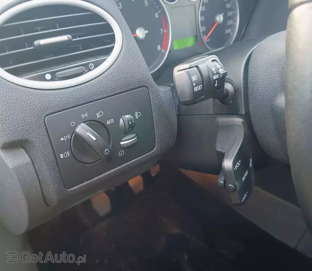 FORD Focus 1.6 Duratec 16V (100 KM) MT