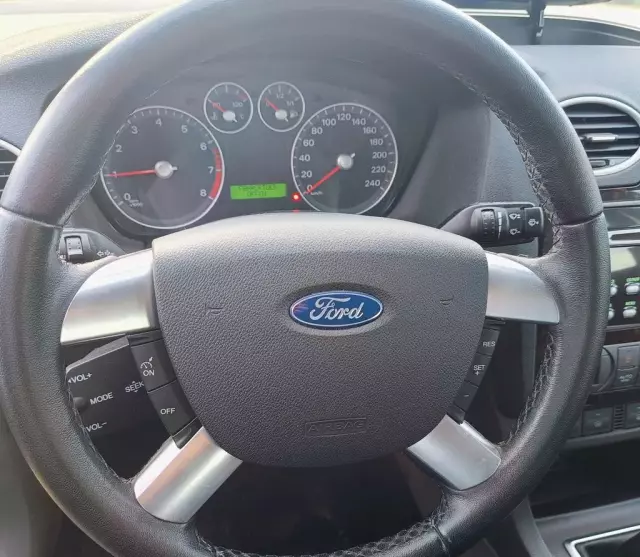 FORD Focus 1.6 Duratec 16V (100 KM) MT