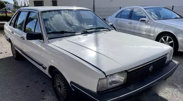 VOLKSWAGEN Santana 