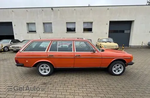 MERCEDES-BENZ W123 