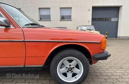 MERCEDES-BENZ W123 