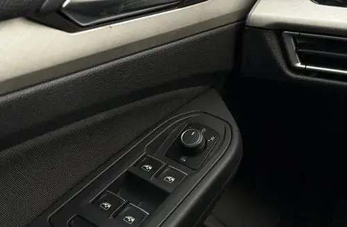 VOLKSWAGEN 2.0 TDI SCR DSG Life 