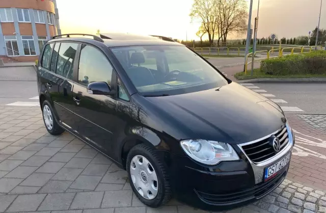 VOLKSWAGEN Touran 