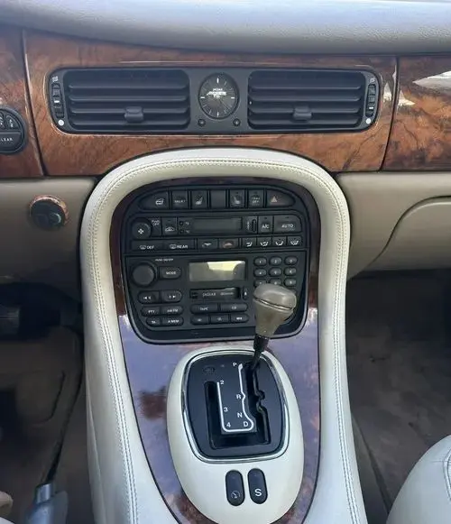 JAGUAR XJ 