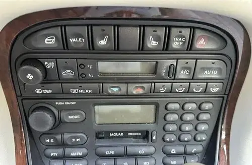 JAGUAR XJ 