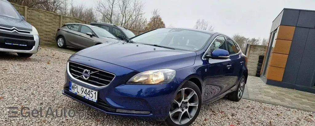 VOLVO V40 