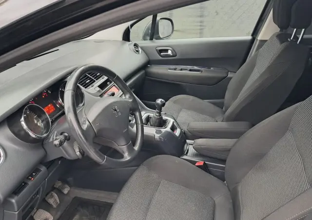 PEUGEOT 5008 1.6 HDi Active