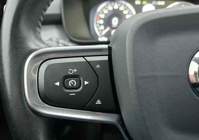 VOLVO XC 40 D4 AWD Momentum