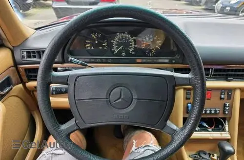 MERCEDES-BENZ W126 