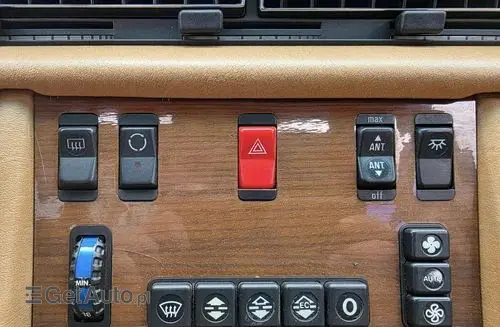 MERCEDES-BENZ W126 