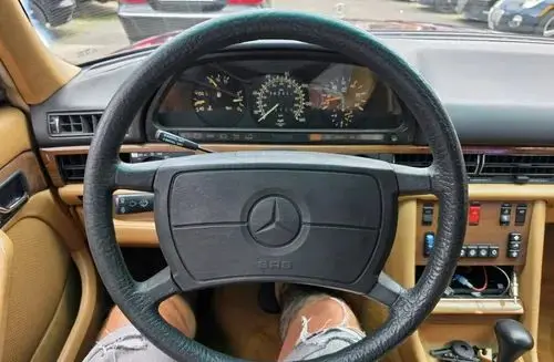 MERCEDES-BENZ W126 