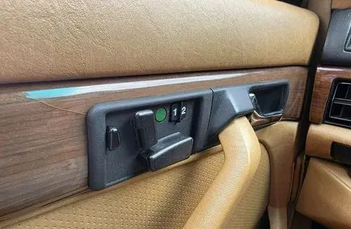 MERCEDES-BENZ W126 