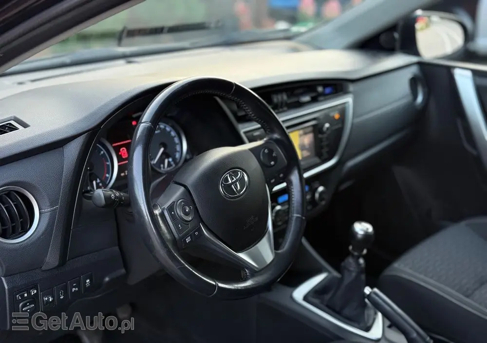 TOYOTA Auris 