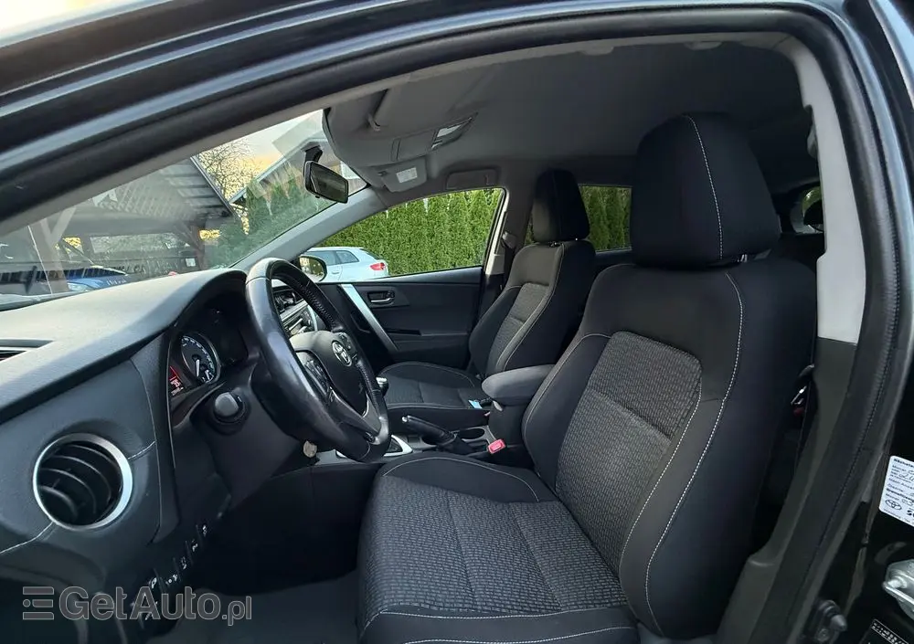 TOYOTA Auris 