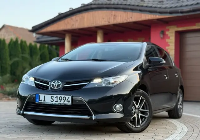 TOYOTA Auris 