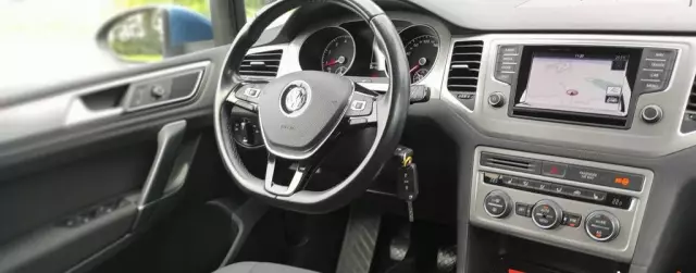 VOLKSWAGEN Golf Sportsvan 
