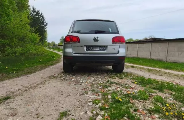 VOLKSWAGEN Touareg 