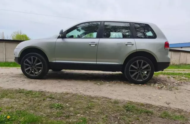 VOLKSWAGEN Touareg 