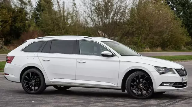 SKODA Superb 