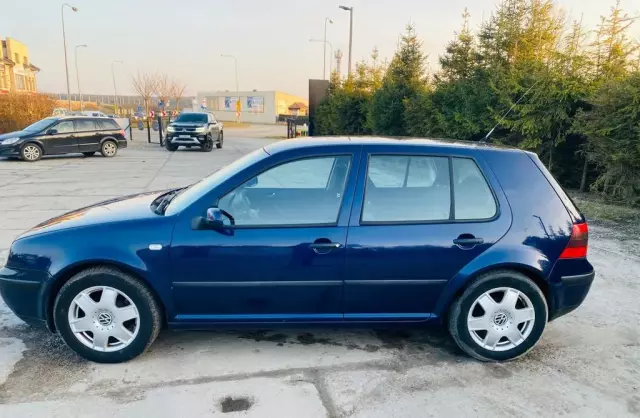 VOLKSWAGEN Golf 