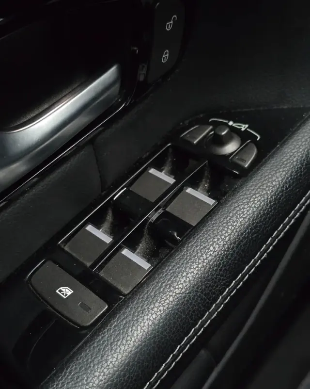 LAND ROVER Range Rover Evoque D150 R-Dynamic HSE