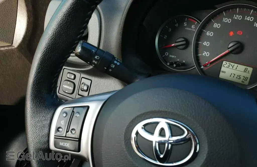 TOYOTA Yaris 