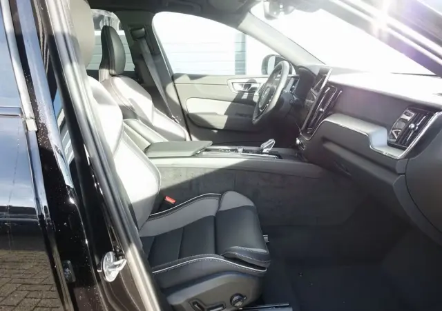 VOLVO XC 60 B5 B AWD Plus Black Edition