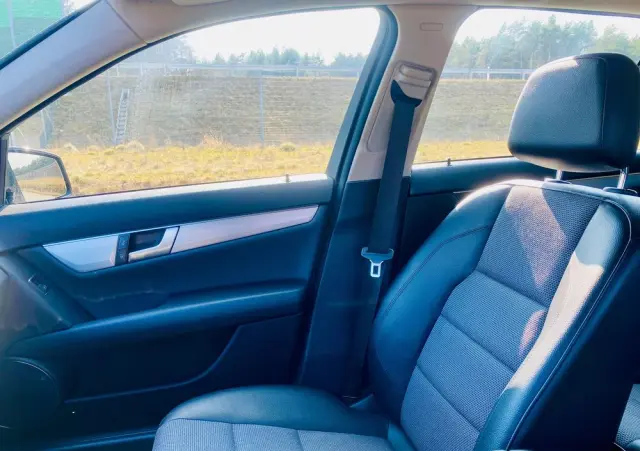 MERCEDES-BENZ Klasa C 180 CGI Automatik BlueEFFICIENCY Avantgarde