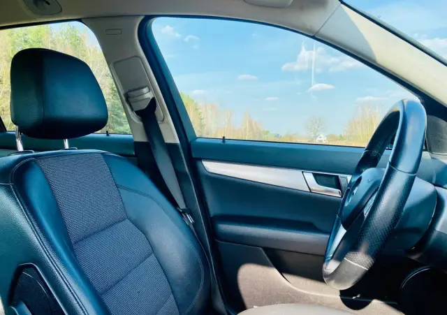 MERCEDES-BENZ Klasa C 180 CGI Automatik BlueEFFICIENCY Avantgarde